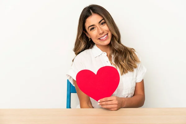 Jovem Mulher Caucasiana Segurando Dia Dos Namorados Coração Isolado Feliz — Fotografia de Stock