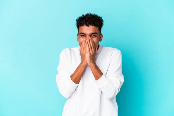 Joven Africano Americano Rizado Hombre Aislado Azul Riendo Acerca Algo —  Fotos de Stock