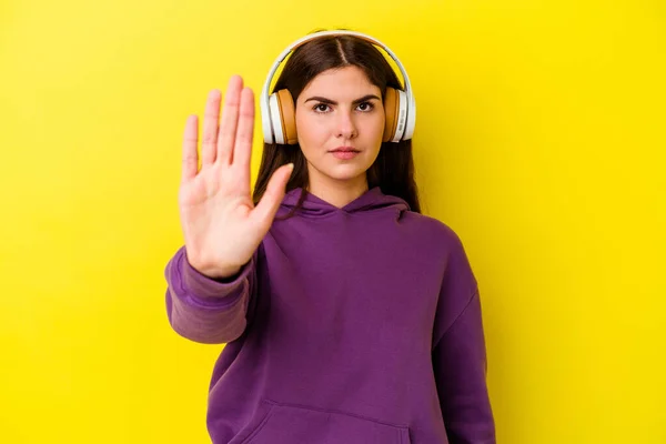 Jeune Femme Caucasienne Écoutant Musique Avec Écouteurs Isolés Sur Fond — Photo