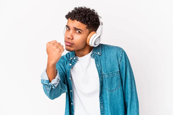 若いアフリカ系アメリカ人の男性は カメラに拳を示すヘッドフォンで音楽を聴いて孤立しました 積極的な顔の表情 — ストック写真