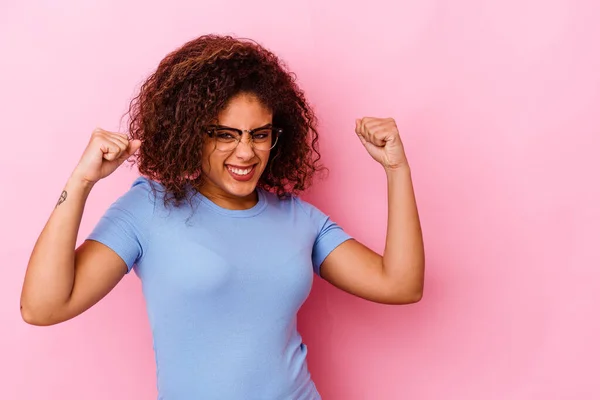 Jovem Afro Americana Isolada Fundo Rosa Levantando Punho Após Uma — Fotografia de Stock