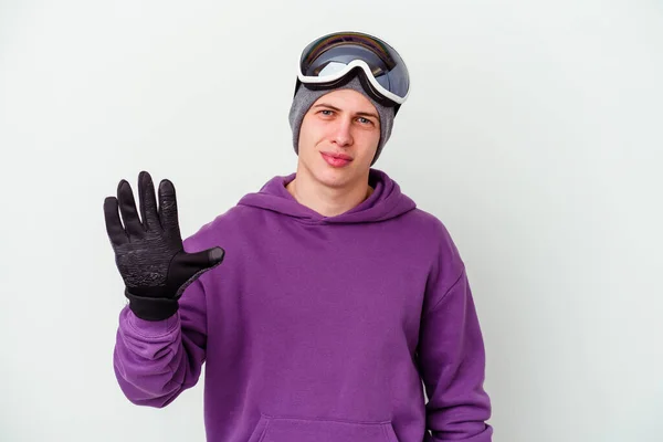 Młody Człowiek Trzymający Deskę Snowboardową Białym Tle Uśmiecha Się Radośnie — Zdjęcie stockowe