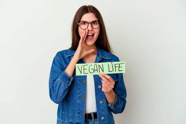 Mulher Caucasiana Jovem Segurando Cartaz Vida Vegan Isolado Fundo Branco — Fotografia de Stock