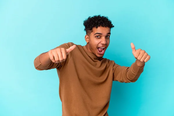 Jovem Afro Americano Encaracolado Homem Isolado Azul Levantando Dois Polegares — Fotografia de Stock