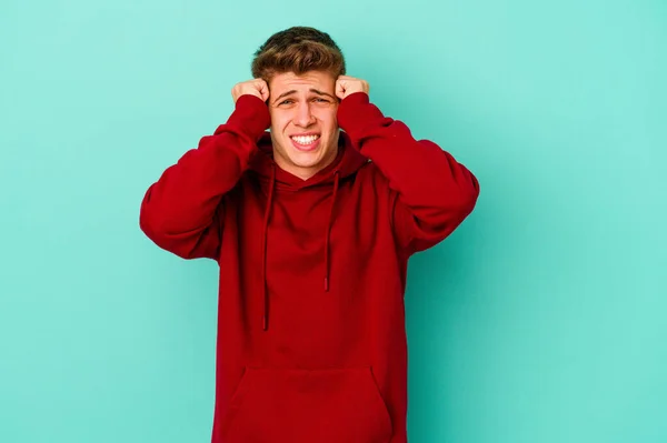 Jovem Caucasiano Isolado Fundo Azul Chorando Infeliz Com Algo Agonia — Fotografia de Stock