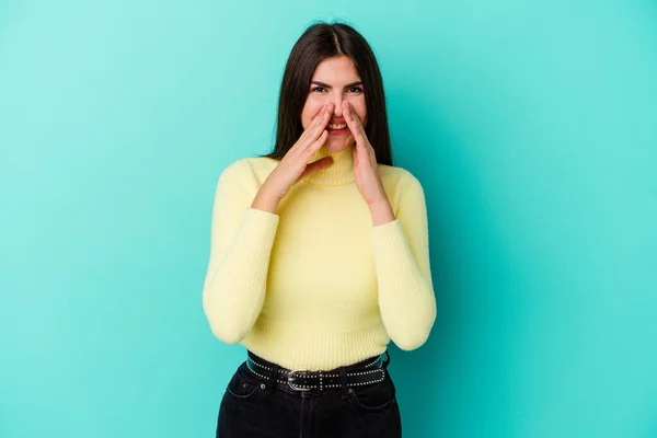 Jeune Femme Caucasienne Isolée Sur Fond Bleu Disant Potins Pointant — Photo