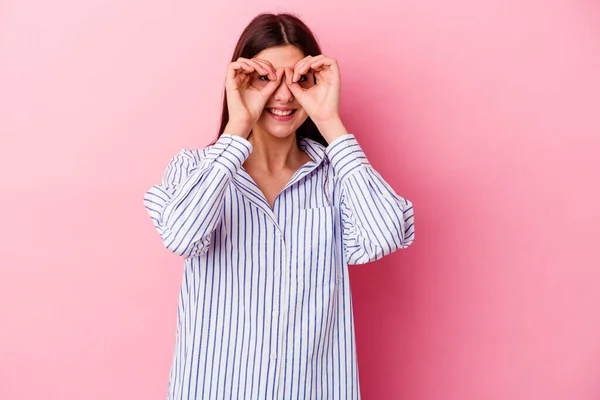 Jovem Mulher Caucasiana Isolado Fundo Rosa Mostrando Sinal Sobre Olhos — Fotografia de Stock