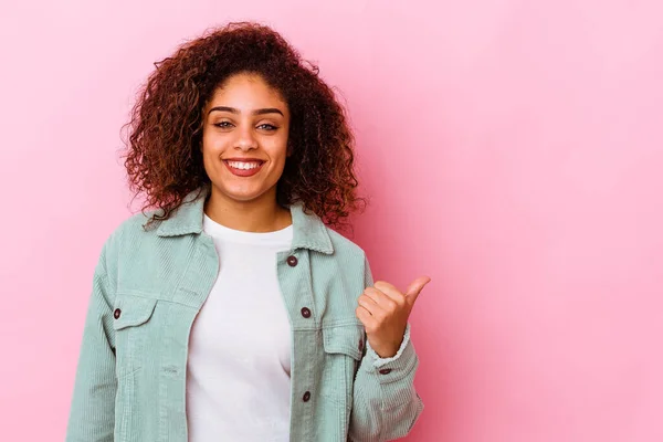 Mujer Afroamericana Joven Aislada Sobre Fondo Rosa Conmocionada Señalando Con —  Fotos de Stock