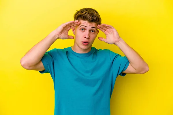 Joven Hombre Caucásico Aislado Sobre Fondo Amarillo Celebrando Una Victoria — Foto de Stock