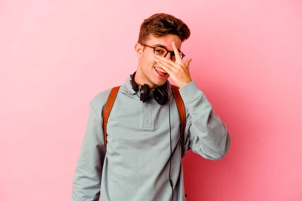 Mladý Student Muž Izolovaný Růžovém Pozadí Blikat Kameru Přes Prsty — Stock fotografie