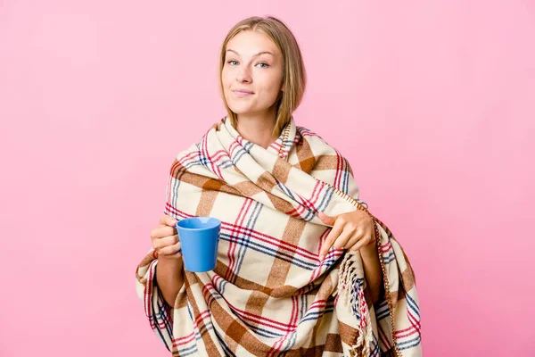 Mujer Rusa Joven Envuelta Una Manta Bebiendo Café Apunta Hacia —  Fotos de Stock