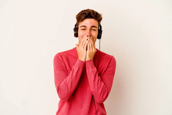 Junger Kaukasischer Mann Der Isoliert Auf Weißem Hintergrund Musik Hört — Stockfoto