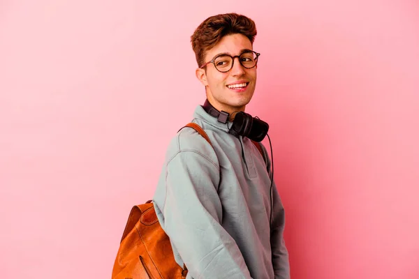 Mladý Student Muž Izolovaný Růžovém Pozadí Dívá Stranou Úsměvem Veselý — Stock fotografie
