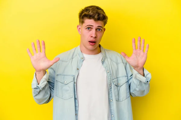 Jonge Blanke Man Geïsoleerd Gele Achtergrond Schreeuwend Naar Hemel Omhoog — Stockfoto