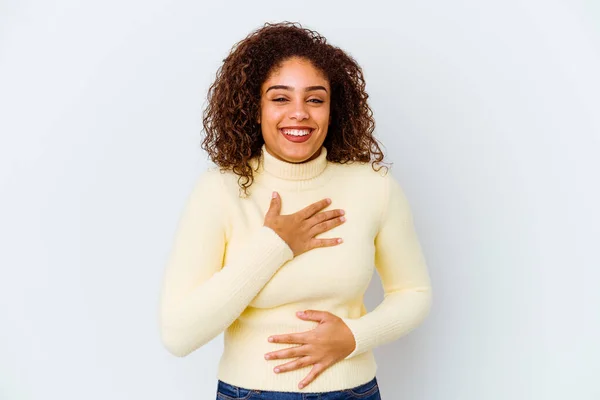 白い背景に孤立した若いアフリカ系アメリカ人の女性が喜んで笑い 胃の上に手を保つ楽しみを持って — ストック写真