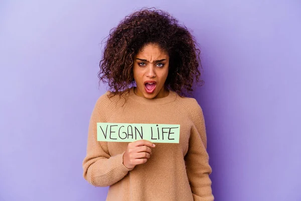 Jovem Afro Americana Segurando Cartaz Vegan Vida Isolado Gritando Muito — Fotografia de Stock