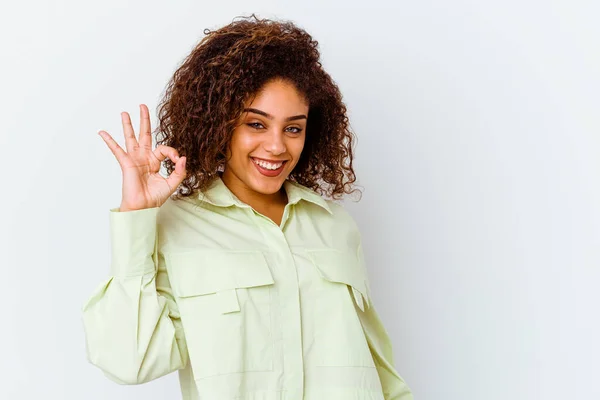 Jonge Afrikaanse Amerikaanse Vrouw Geïsoleerd Witte Achtergrond Knipoogt Een Oog — Stockfoto