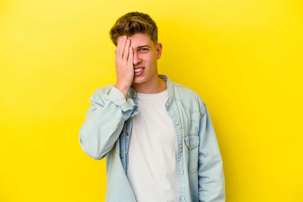 Jonge Blanke Man Geïsoleerd Gele Achtergrond Hebben Plezier Bedekken Helft — Stockfoto