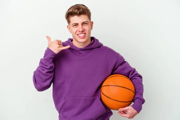若いですCaucasian男遊びバスケットボール隔離された背景ショーA携帯電話の電話のジェスチャーとともに指 — ストック写真