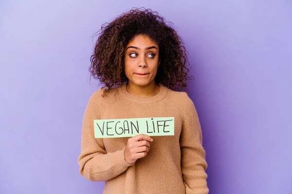 Jovem Afro Americana Segurando Cartaz Vegan Vida Isolado Confuso Sente — Fotografia de Stock