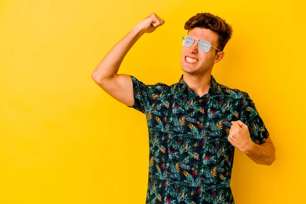 Junger Kaukasischer Mann Hawaiihemd Auf Gelbem Hintergrund Hebt Nach Einem — Stockfoto