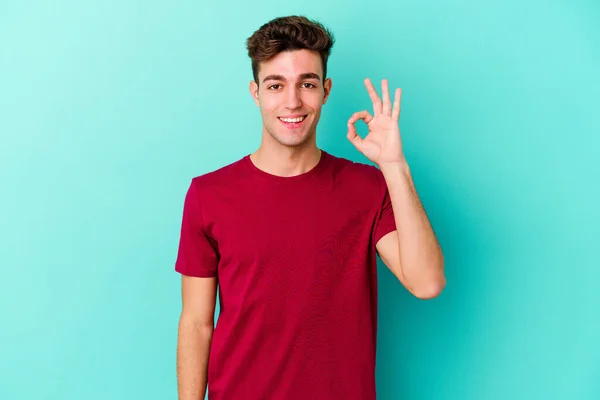 Jovem Caucasiano Homem Isolado Fundo Azul Alegre Confiante Mostrando Gesto — Fotografia de Stock