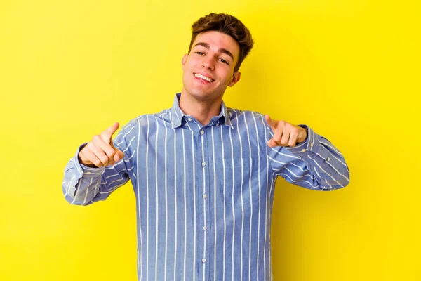 Young Caucasian Man Isolated Yellow Background Cheerful Smiles Pointing Front — Stock Photo, Image