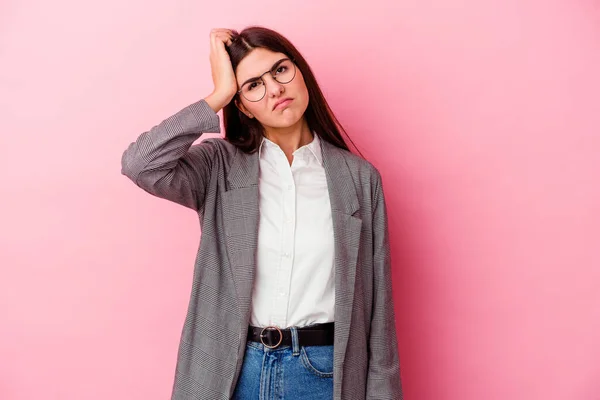 Ung Kaukasisk Affärskvinna Isolerad Rosa Bakgrund Trött Och Mycket Sömnig — Stockfoto