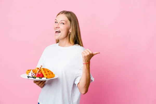 Waffle Yiyen Genç Rus Kadın Parmak Uzakta Gülerek Kaygısız Bir — Stok fotoğraf