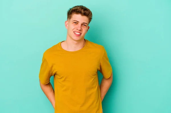 Jovem Caucasiano Isolado Fundo Azul Feliz Sorridente Alegre — Fotografia de Stock