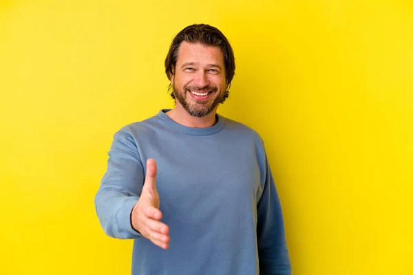 Hombre Caucásico Mediana Edad Aislado Sobre Fondo Amarillo Estirando Mano —  Fotos de Stock