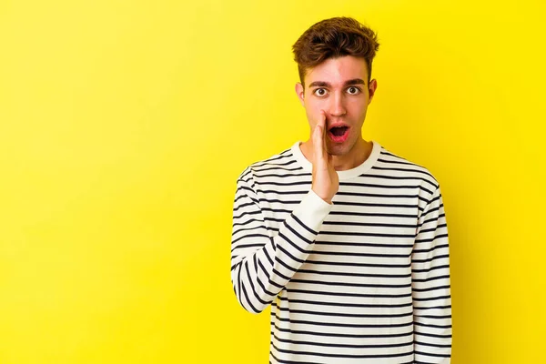 Jovem Caucasiano Isolado Fundo Amarelo Está Dizendo Segredo Quente Freio — Fotografia de Stock