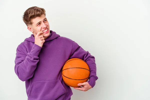 Basketbol Oynayan Beyaz Bir Adam Izole Edilmiş Arka Planda Rahat — Stok fotoğraf