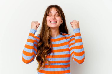 Beyaz arka planda izole edilmiş beyaz bir beyaz kadın zafer, tutku ve coşkuyu kutluyor, mutlu bir ifade..