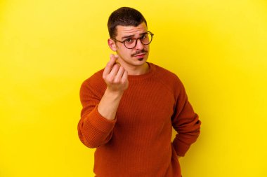 Sarı arka planda izole genç beyaz adam onun hiç parası olmadığını gösteriyor..