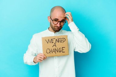 Kafkasyalı genç kel bir adam elinde... Mor arka planda izole edilmiş bir tabelaya ihtiyacımız var. Şok oluyor..