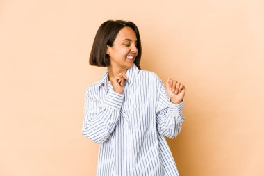 Genç İspanyol kadın yalnız dans ediyor ve eğleniyor..