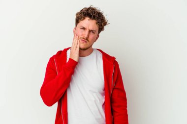 Beyaz arka planda izole genç beyaz adam güçlü bir diş ağrısı, azıdişi ağrısı var..