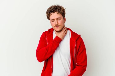 Beyaz arka planda izole edilmiş genç beyaz bir adam virüs veya enfeksiyon yüzünden boğazında ağrı hissediyor..