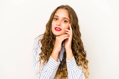 Genç, kıvırcık, beyaz tenli, yakından bakan bir kadın.