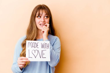 Elinde aşk levhasıyla izole edilmiş beyaz bir kadın vardı. Bir şeyin fotokopi odasına baktığını sanıyordu..