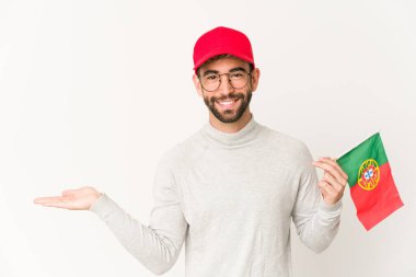 Portekiz bayrağını tutan Latin kökenli genç bir kadın bir avuç içinde fotokopi alanı ve belinde başka bir el tutan bir kadın..