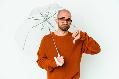 Elinde şemsiyesi olan genç kel bir adam hoşlanmadığı bir jest yapıyor, kabul etmiyor. Anlaşmazlık konsepti.