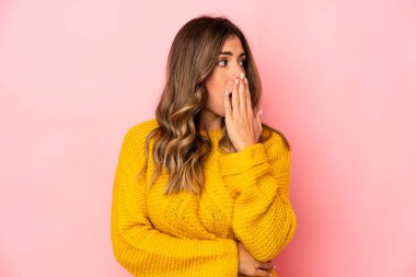 Kafkasyalı genç bir kadın kendini izole etmiş esniyor. Ağzı eliyle kapatan yorgun bir hareket sergiliyor..