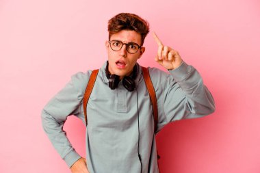 Pembe arka planda izole edilmiş genç bir öğrencinin bir fikri, ilham konsepti var..