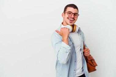 Beyaz arka planda müzik dinleyen beyaz tenli genç bir öğrenci parmak uzakta, gülüyor ve kaygısız..