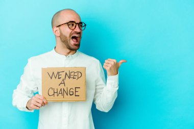 Kafkasyalı kel bir adam elinde... Mor arka planda, parmak uzakta, gülen ve kaygısız bir şekilde izole edilmiş bir tabelaya ihtiyacımız var..