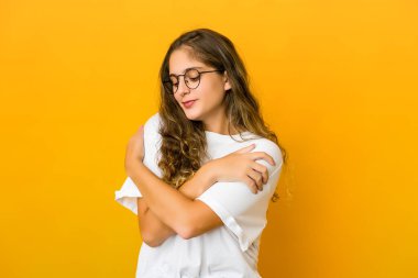 Genç beyaz kadın sarıldı, kaygısız gülümsedi ve mutlu oldu..