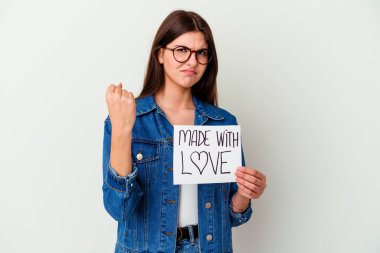 Beyaz arka planda izole edilmiş aşk levhası taşıyan beyaz saçlı genç bir kadın şakağı parmağıyla işaret ediyor, düşünüyor ve bir göreve odaklanıyor..