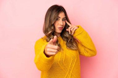 Kafkasyalı genç bir kadın tapınağı parmağıyla göstererek, düşünerek, bir göreve odaklanmış..